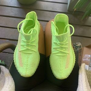 Yeezy V2 Glow Size 8